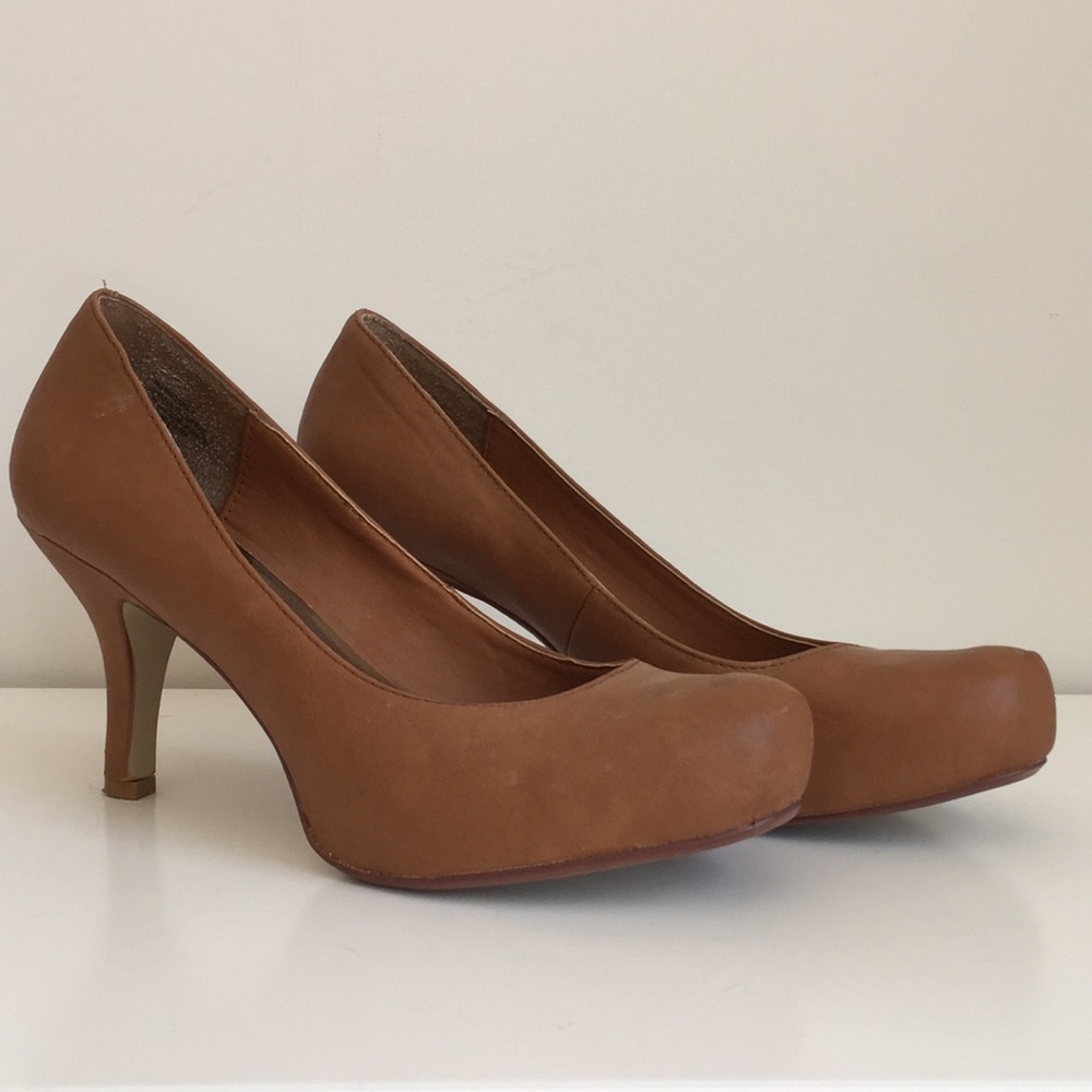 NINE WEST Cognac Leather Pumps.